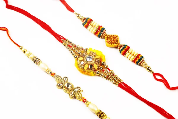 Bracciale tradizionale indiano Chiamate Rakhi, sorella lega al polso fratelli sull'Ocassione di Rakshabandhan — Foto Stock