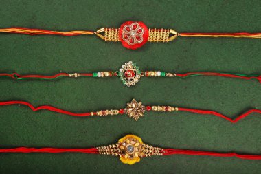 Geleneksel Hint bilezik aramalar Rakhi, kardeş Ties üzerinde kardeşler bilek Rakshabandhan bir Ocassion üzerinde