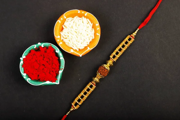 Traditionelles indisches Armband fordert Rakhi, Schwesterbänder am Handgelenk der Brüder auf der Ocassion von Rakshabandhan — Stockfoto