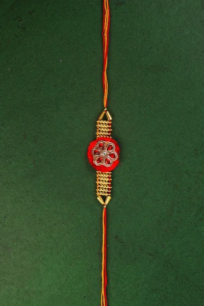 Pulsera tradicional india llama a Rakhi, Hermana ata a Hermanos Muñeca en la Ocasión de Rakshabandhan — Foto de Stock