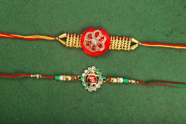 Traditionella indiska armband samtal Rakhi, Syster band på Brothers handled på ocassion av Rakshabandhan — Stockfoto