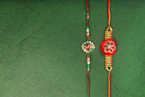 Traditionelles indisches Armband fordert Rakhi, Schwesterbänder am Handgelenk der Brüder auf der Ocassion von Rakshabandhan — Stockfoto