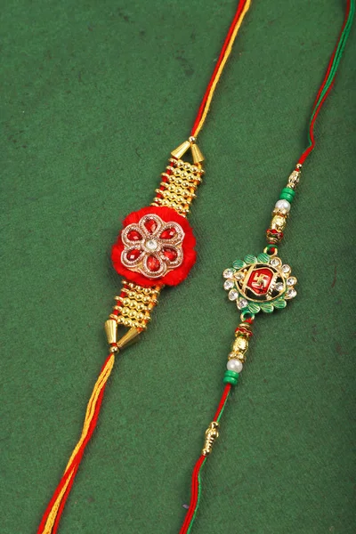 Traditionella indiska armband samtal Rakhi, Syster band på Brothers handled på ocassion av Rakshabandhan — Stockfoto