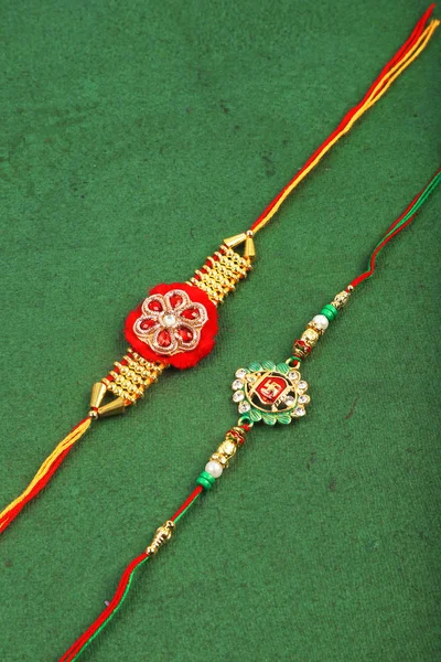 Traditionella indiska armband samtal Rakhi, Syster band på Brothers handled på ocassion av Rakshabandhan — Stockfoto