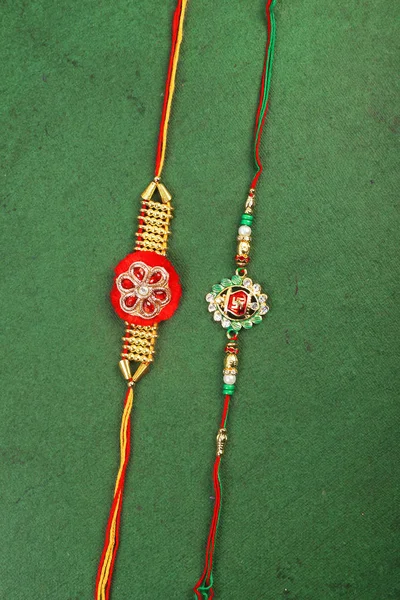 Традиційний індійський браслет закликає Рахі, сестри зв'язків на братів зап'ястя на почуття Rakshabandhan — стокове фото