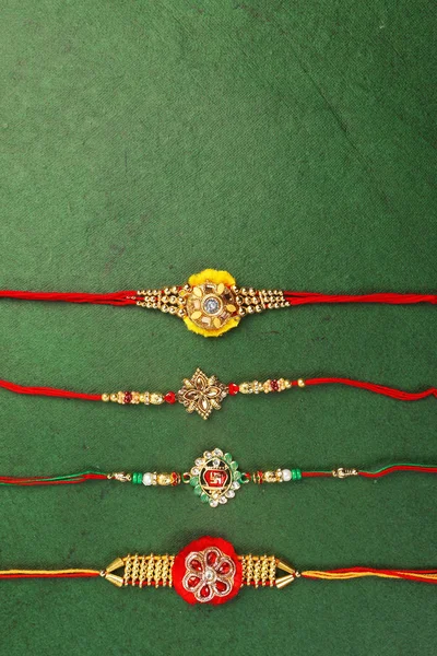 Traditionelles indisches Armband fordert Rakhi, Schwesterbänder am Handgelenk der Brüder auf der Ocassion von Rakshabandhan — Stockfoto