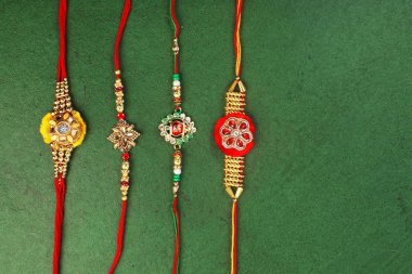 Geleneksel Hint bilezik aramalar Rakhi, kardeş Ties üzerinde kardeşler bilek Rakshabandhan bir Ocassion üzerinde