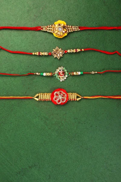 Traditionelles indisches Armband fordert Rakhi, Schwesterbänder am Handgelenk der Brüder auf der Ocassion von Rakshabandhan — Stockfoto