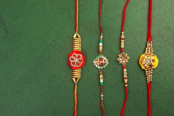 Traditionella indiska armband samtal Rakhi, Syster band på Brothers handled på ocassion av Rakshabandhan — Stockfoto