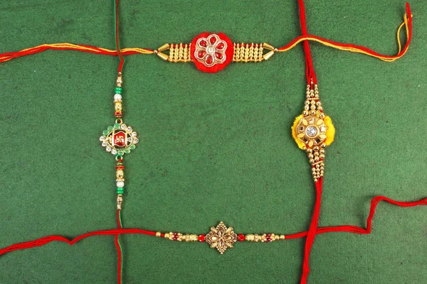 Traditionella indiska armband samtal Rakhi, Syster band på Brothers handled på ocassion av Rakshabandhan — Stockfoto