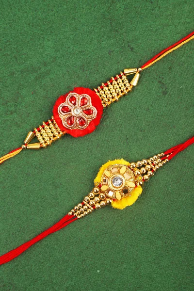 Traditionelles indisches Armband fordert Rakhi, Schwesterbänder am Handgelenk der Brüder auf der Ocassion von Rakshabandhan — Stockfoto