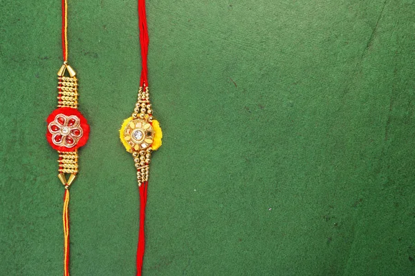 Traditionele Indiase armband gesprekken Rakhi, zuster banden op de broers pols op de Ocassion van Rakshabandhan — Stockfoto