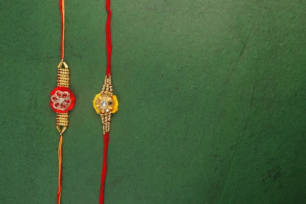 Traditionele Indiase armband gesprekken Rakhi, zuster banden op de broers pols op de Ocassion van Rakshabandhan — Stockfoto