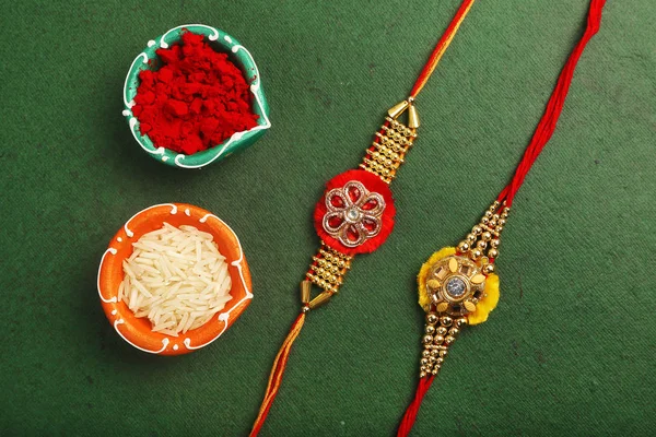 Traditionelles indisches Armband fordert Rakhi, Schwesterbänder am Handgelenk der Brüder auf der Ocassion von Rakshabandhan — Stockfoto