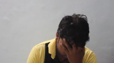 Genç Hintli adam surat yapıyor.