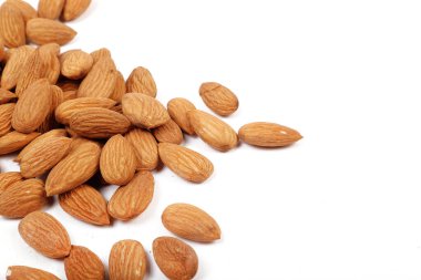 Beyaz üzerine izole edilmiş badem grubu.