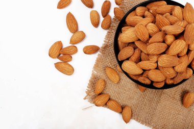 Badem grubunun içi ve dışı beyaza izole edilmiş..