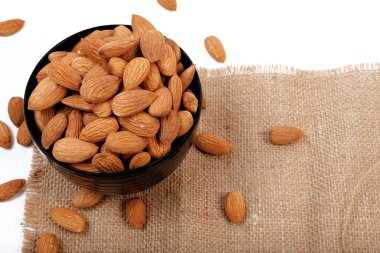 Badem grubunun içi ve dışı beyaza izole edilmiş..