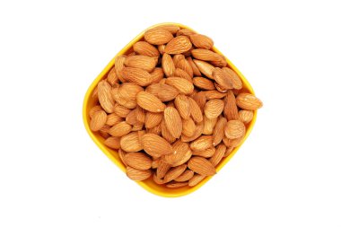 Badem grubunun içi ve dışı beyaza izole edilmiş..