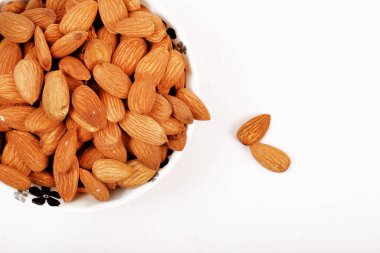 Badem grubunun içi ve dışı beyaza izole edilmiş..