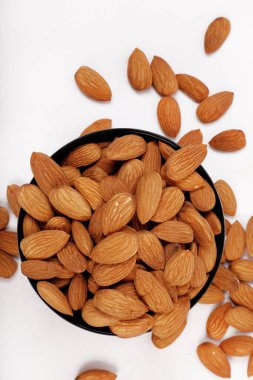 Badem grubunun içi ve dışı beyaza izole edilmiş..