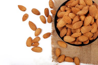 Badem grubunun içi ve dışı beyaza izole edilmiş..