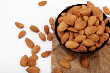 Badem grubunun içi ve dışı beyaza izole edilmiş..