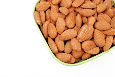 Badem grubunun içi ve dışı beyaza izole edilmiş..