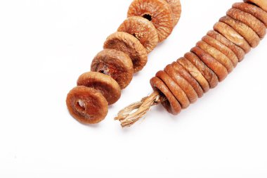 Kurutulmuş incirler beyaz arkaplanda izole edildi.