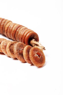 Kurutulmuş incirler beyaz arkaplanda izole edildi.