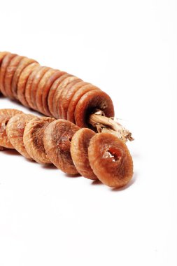 Kurutulmuş incirler beyaz arkaplanda izole edildi.