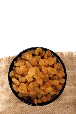 Kurumuş altın kuru üzümlü kase beyaz üzerine izole edilmiş. Kurutulmuş Üzümler.