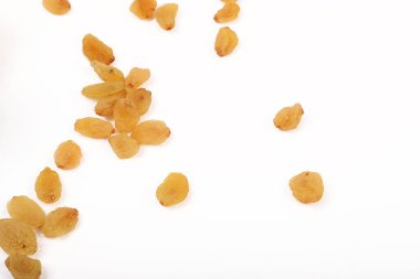 Kurutulmuş altın kuru üzümler beyazın üzerinde izole edilmiş. Kurutulmuş Üzümler.