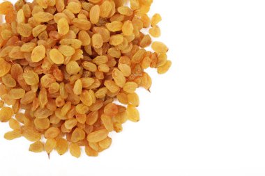 Kurutulmuş altın kuru üzümler beyazın üzerinde izole edilmiş. Kurutulmuş Üzümler.