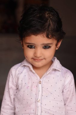 Çok tatlı bir Hintli çocuk kameraya poz veriyor. Güzel bir gülümsemeyle..