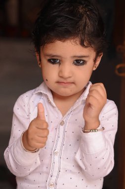 Çok tatlı bir Hintli çocuk kameraya poz veriyor. Güzel bir gülümsemeyle..