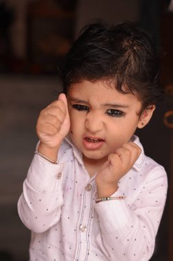 Çok tatlı bir Hintli çocuk kameraya poz veriyor. Güzel bir gülümsemeyle..