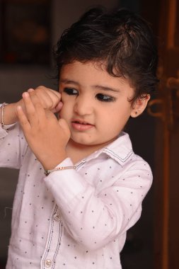 Çok tatlı bir Hintli çocuk kameraya poz veriyor. Güzel bir gülümsemeyle..