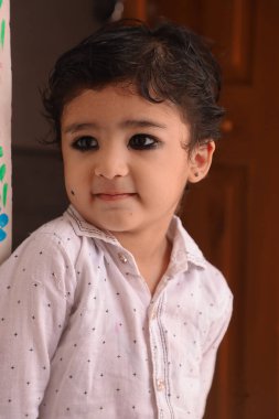 Çok tatlı bir Hintli çocuk kameraya poz veriyor. Güzel bir gülümsemeyle..