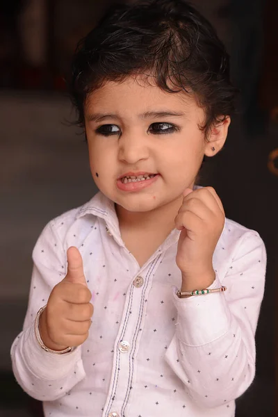 Sehr Süß Indisch Kind Giving Pose Bis Camera Mit Ein — Stockfoto