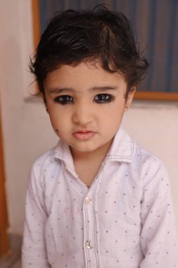 Çok tatlı bir Hintli çocuk kameraya poz veriyor. Güzel bir gülümsemeyle..