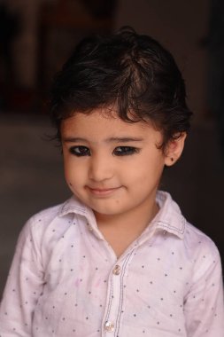 Çok tatlı bir Hintli çocuk kameraya poz veriyor. Güzel bir gülümsemeyle..