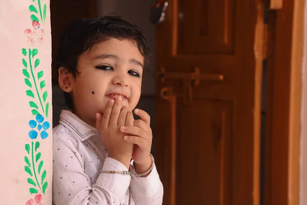 Très Mignon Indien Enfant Donnant Pose Caméra Avec Beau Sourire — Photo