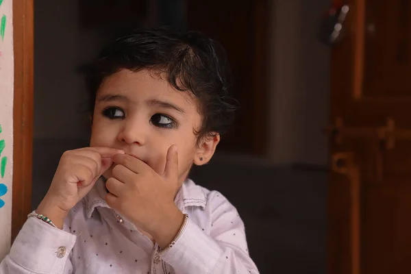 Çok Tatlı Bir Hintli Çocuk Kameraya Poz Veriyor Güzel Bir — Stok fotoğraf