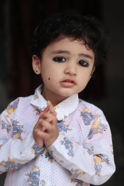 Sevimli Hintli çocuk kameraya çok farklı duygularla poz veriyor..