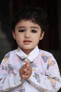 Sevimli Hintli çocuk kameraya çok farklı duygularla poz veriyor..