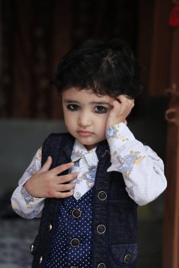 Sevimli Hintli çocuk kameraya çok farklı duygularla poz veriyor..