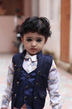 Sevimli Hintli çocuk kameraya çok farklı duygularla poz veriyor..