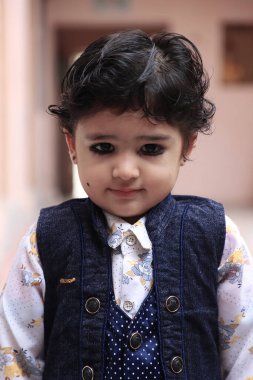 Sevimli Hintli çocuk kameraya çok farklı duygularla poz veriyor..