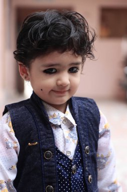 Sevimli Hintli çocuk kameraya çok farklı duygularla poz veriyor..